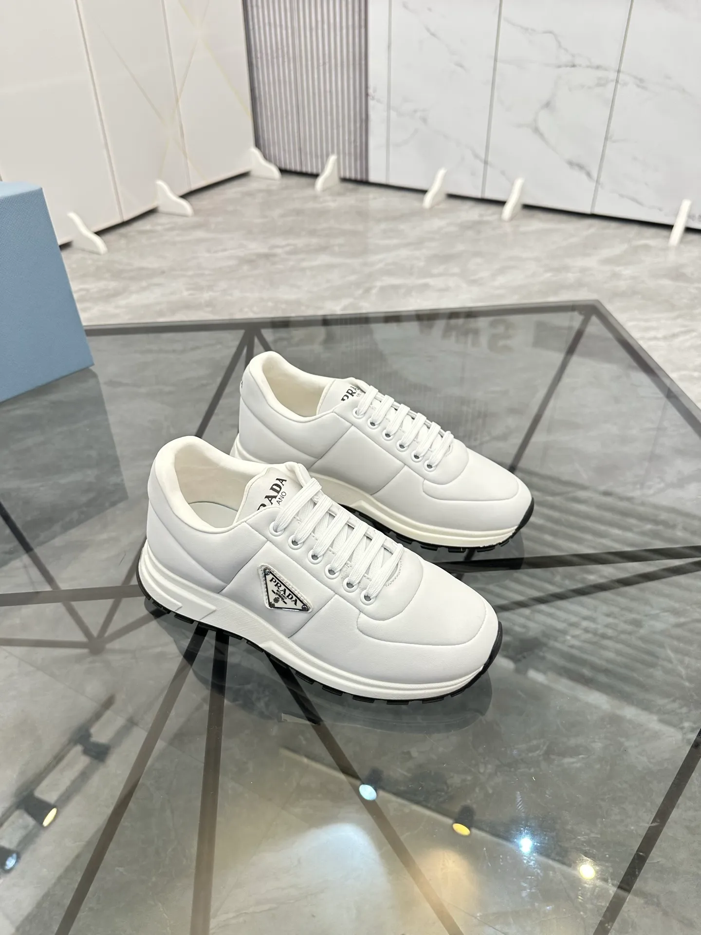 Men's shoes: 💰P440¥ Product trademark: Prada *"Prada*" low-top casual shoes Regular size: 38-44 (can be customized to 45.46) Product materials: imported cowhide upper, sheepskin lining, original outsole. Number: 835